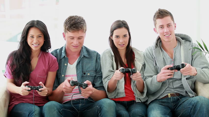 Amigos alegres vencendo a competição de videogames no console