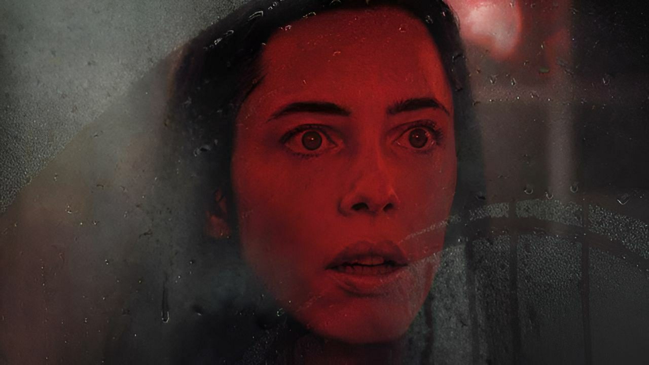 CineReview: A Casa Sombria mergulha nos mesmos clichês do terror, mas mantém o seu toque original