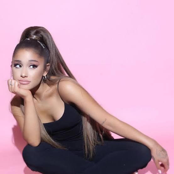 Ariana Grande: A Estrela Multifacetada que Conquistou o Mundo Nerd 2 Ariana Grande: A Estrela Multifacetada que Conquistou o Mundo Nerd 1