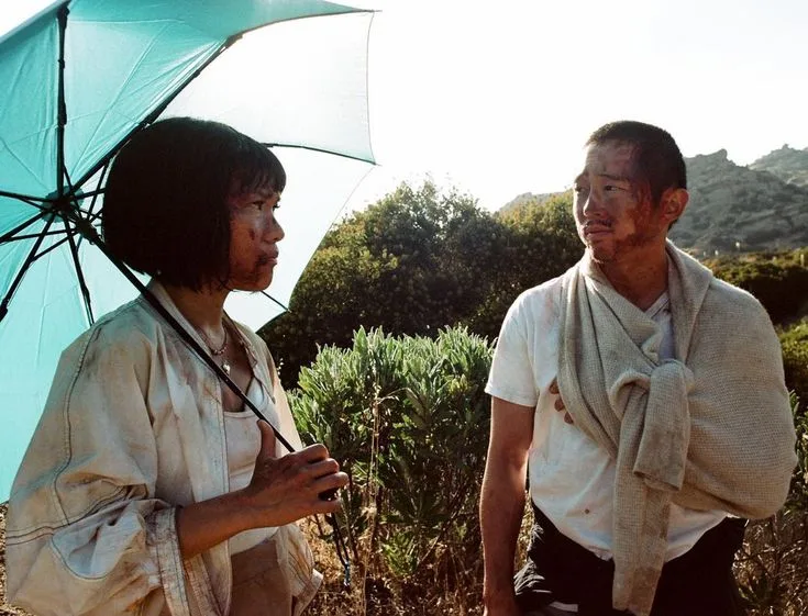 Beef é a minissérie da Netflix com 98% de aprovação que prende o público já na cena de abertura