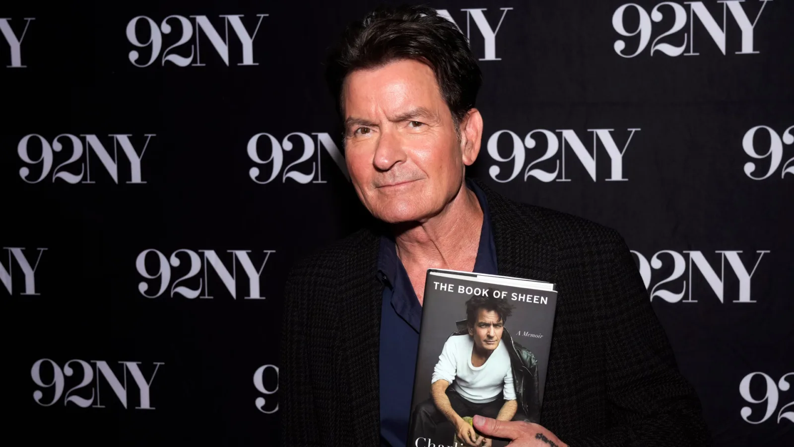 Charlie Sheen revela motivo bizarro para seu colapso em Two and a Half Men