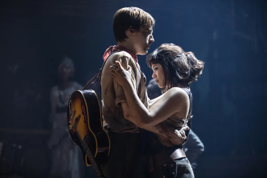 Entenda a história de Hadestown, musical que chega ao Brasil em 2026 6 Entenda a história de Hadestown, musical que chega ao Brasil em 2026 6