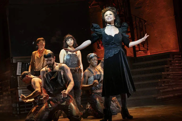 Entenda a história de Hadestown, musical que chega ao Brasil em 2026 4 Entenda a história de Hadestown, musical que chega ao Brasil em 2026 4
