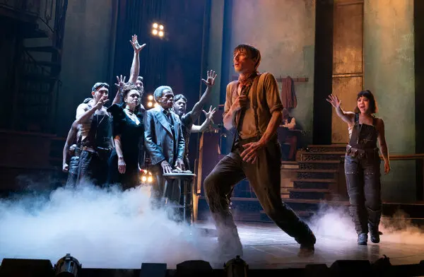 Entenda a história de Hadestown, musical que chega ao Brasil em 2026 2 Entenda a história de Hadestown, musical que chega ao Brasil em 2026 2