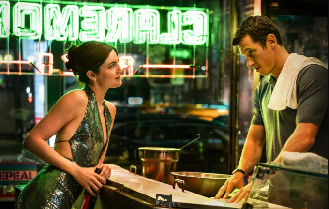 Assista ao trailer da comédia romântica “Só Por Uma Noite”, com Monica Barbaro e Callum Turner