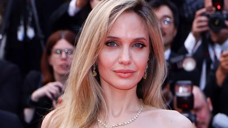 Angelina Jolie revela por que precisou voltar a atuar após separação de Brad Pitt 3 Angelina Jolie revela por que precisou voltar a atuar após separação de Brad Pitt 2